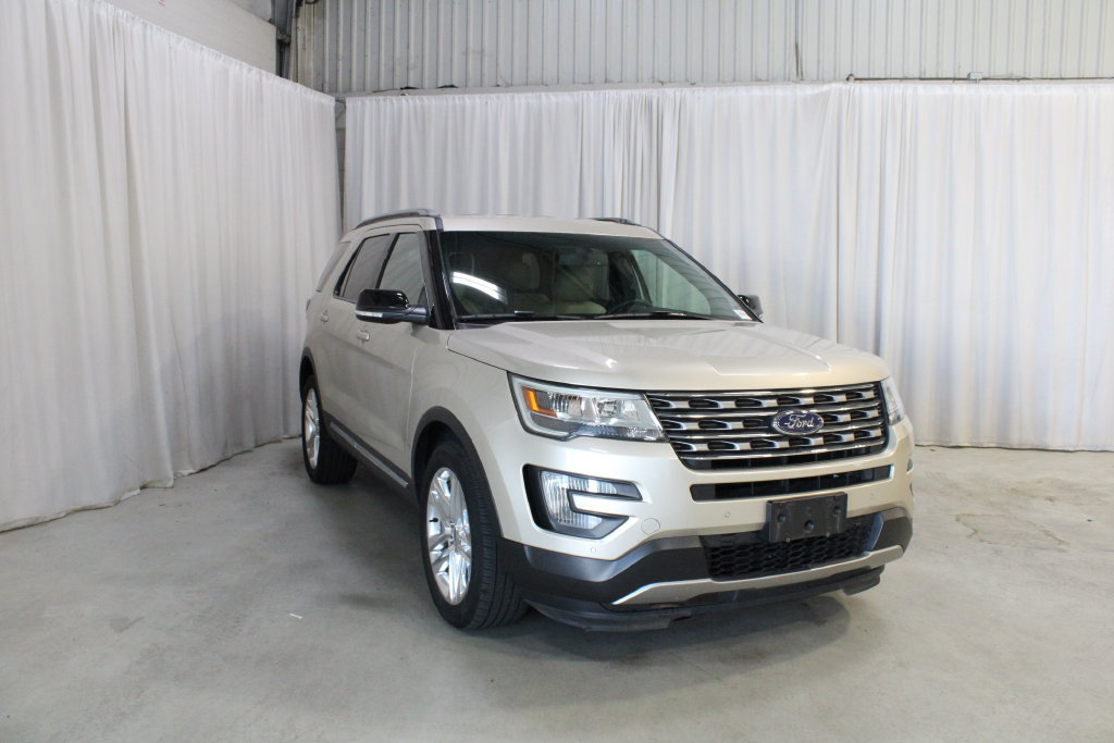 Used 2017 Ford Explorer XLT w/ Equipment Group 202A AWD/4WD image 38