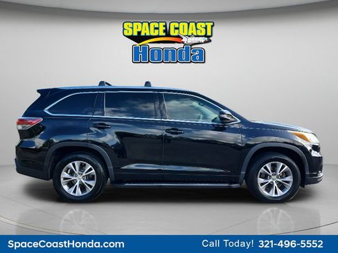 Used 2015 Toyota Highlander XLE FWD image 2