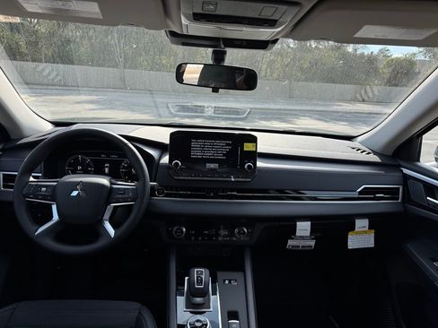 New 2025 Mitsubishi Outlander SE image 25