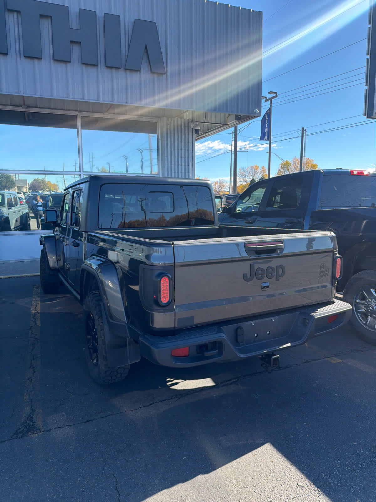 Used 2023 Jeep Gladiator Sport AWD/4WD image 3