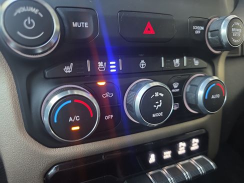Used 2019 RAM 1500 Laramie AWD/4WD image 15