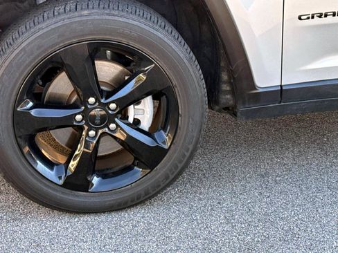 Used 2023 Jeep Grand Cherokee L Laredo image 5