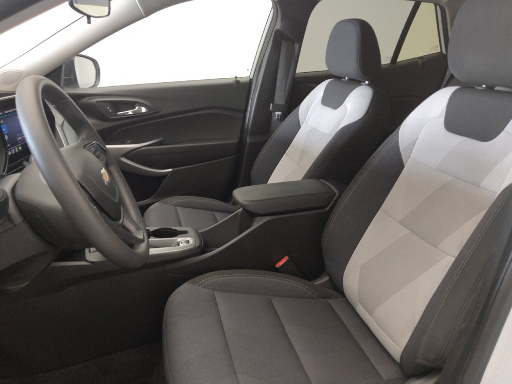 Used 2025 Chevrolet Trax LS FWD image 17