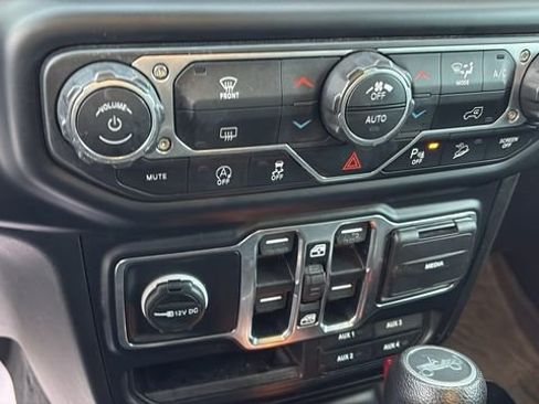 Used 2019 Jeep Wrangler Unlimited Sahara image 14