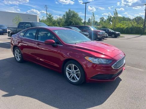 Used 2018 Ford Fusion SE w/ Fusion SE Technology Package FWD image 3