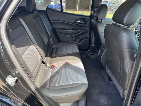 Used 2025 Chevrolet Trax LT w/ LT Convenience Package image 24