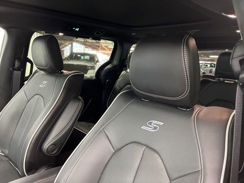 Used 2026 Chrysler Pacifica Limited w/ Uconnect Theater Family Group image 16