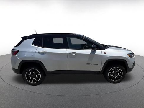Used 2025 Jeep Compass Trailhawk AWD/4WD image 13