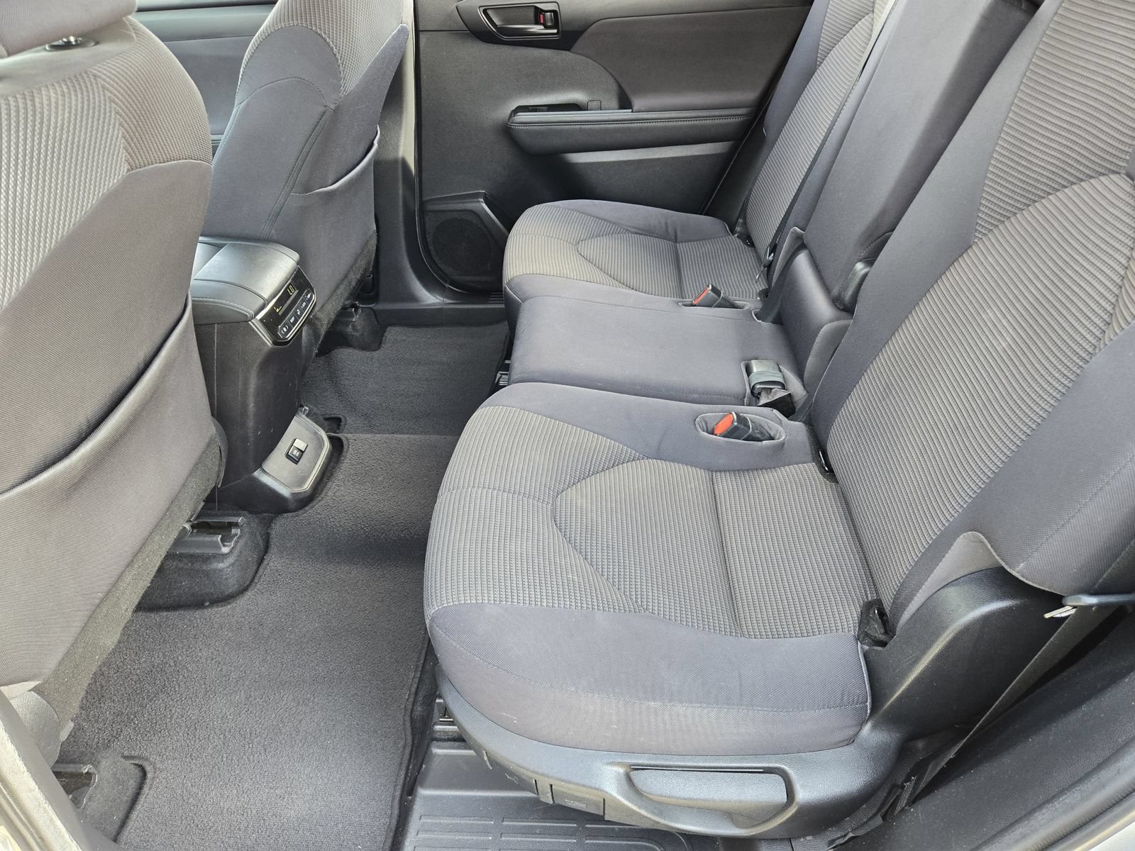 Used 2021 Toyota Highlander LE FWD image 30