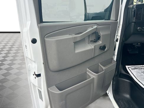 Used 2019 Chevrolet Express 3500 w/ Chrome Appearance Package image 16