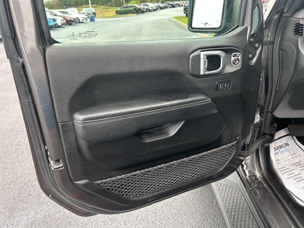 Used 2022 Jeep Gladiator Overland w/ Cold Weather Group AWD/4WD image 12