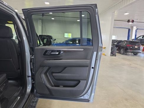 Used 2025 Chevrolet Suburban Z71 AWD/4WD image 31