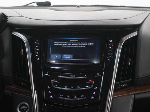 Used 2018 Cadillac Escalade Luxury AWD/4WD image 17