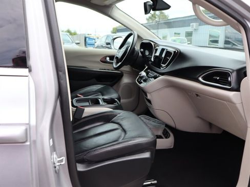 Used 2017 Chrysler Pacifica Touring-L FWD image 10