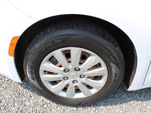 Used 2018 Chrysler Pacifica L FWD image 23