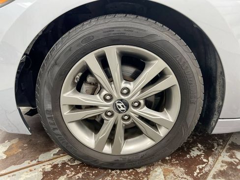 Used 2017 Hyundai Elantra SE FWD image 26