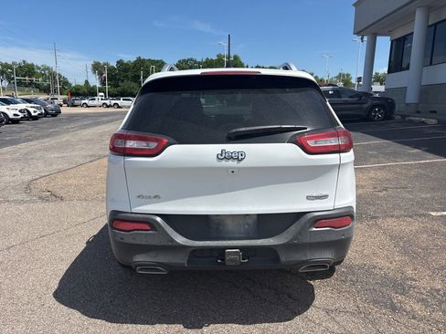 Used 2018 Jeep Cherokee Latitude Plus w/ Cold Weather Group AWD/4WD image 6