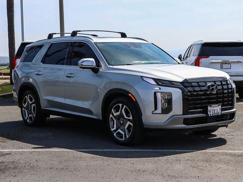 Used 2023 Hyundai Palisade SEL w/ Premium Package FWD image 3