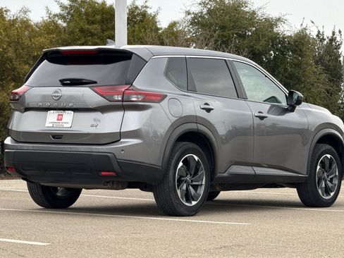 Used 2024 Nissan Rogue SV image 4