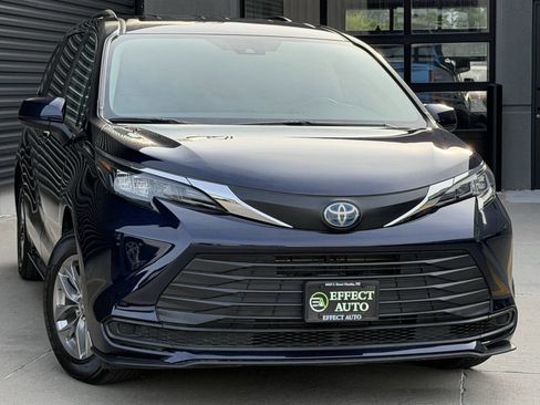 Used 2024 Toyota Sienna LE AWD/4WD image 5