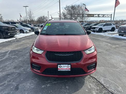 Used 2025 Chrysler Pacifica Limited image 3