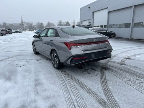 Used 2025 Hyundai Elantra SEL image 12