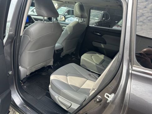 Used 2023 Toyota Highlander XLE image 23
