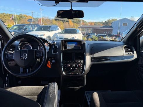 Used 2016 Dodge Grand Caravan SE FWD image 18