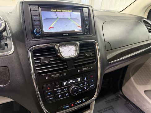 Used 2014 Chrysler Town & Country Touring-L w/ Driver Convenience Group FWD image 14