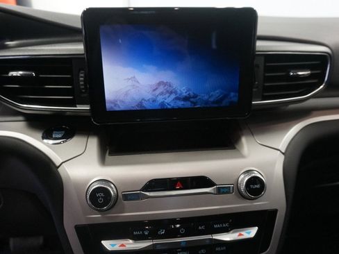 Used 2020 Ford Explorer XLT w/ Equipment Group 202A AWD/4WD image 12