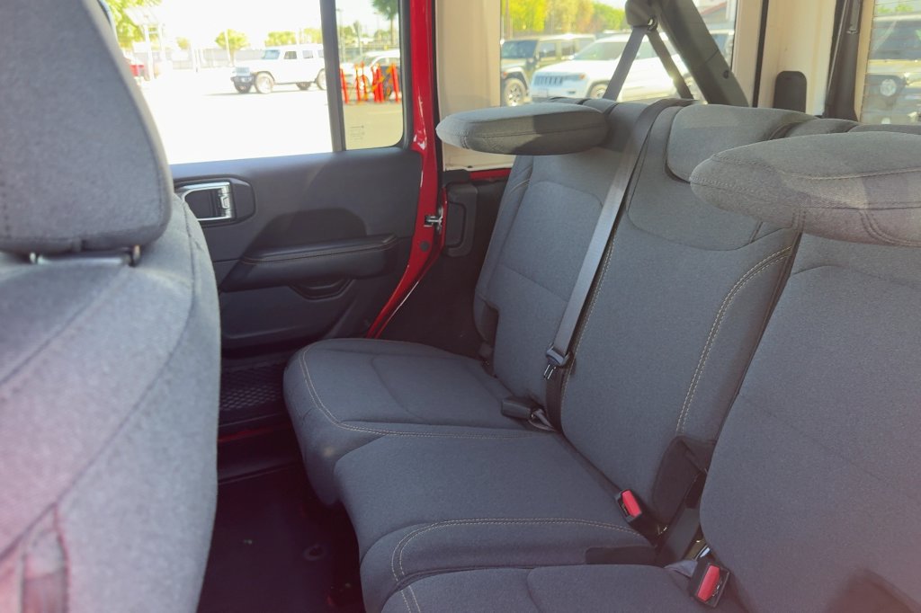 Used 2026 Jeep Wrangler Unlimited Sahara AWD/4WD image 12