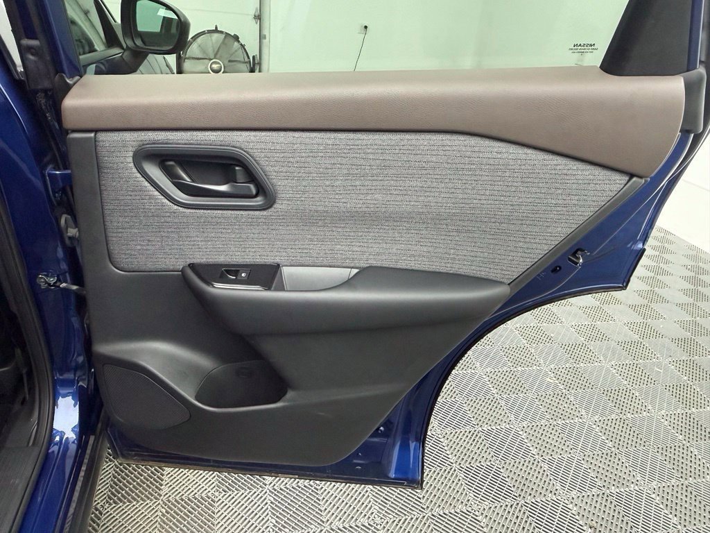 Used 2023 Nissan Rogue S AWD/4WD image 32