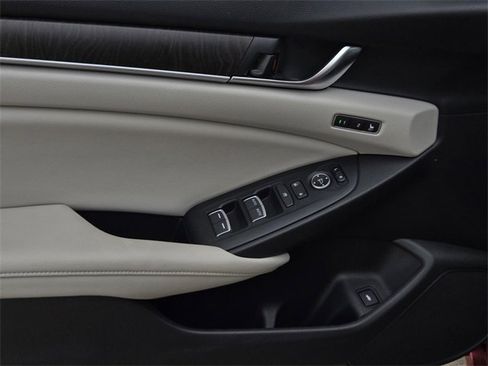 Used 2018 Honda Accord Touring image 17