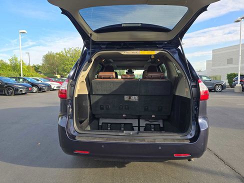 Used 2019 Toyota Sienna Limited image 16
