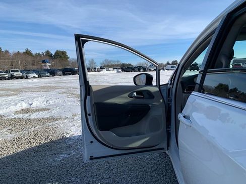 Used 2024 Chrysler Pacifica Touring-L image 21