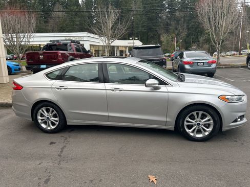 Used 2014 Ford Fusion SE w/ Equipment Group 202A image 4