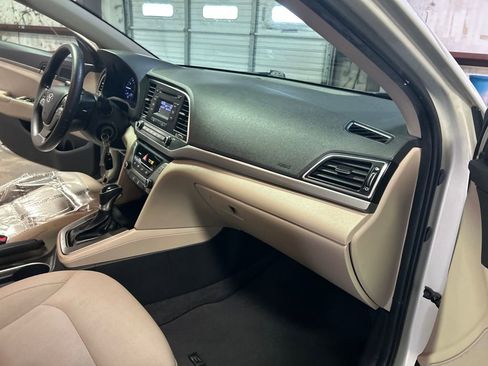 Used 2017 Hyundai Elantra SE image 44
