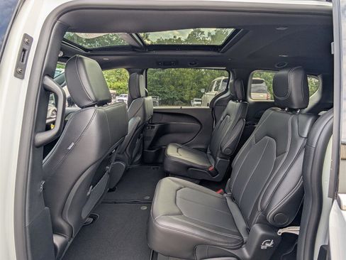New 2026 Chrysler Pacifica Select image 10