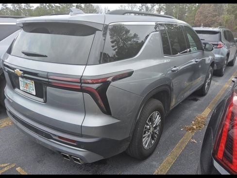 Used 2025 Chevrolet Traverse LT image 5