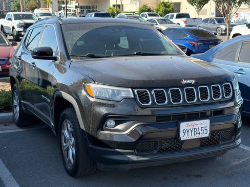 Used 2024 Jeep Compass Latitude AWD/4WD image 2