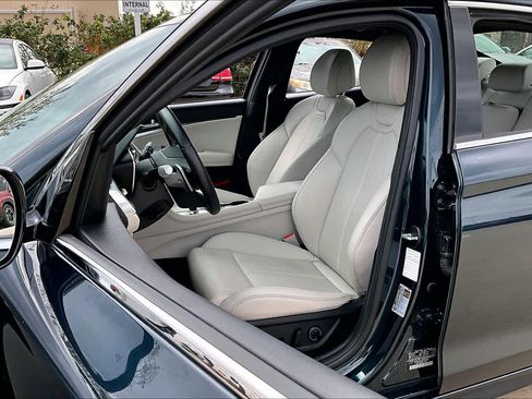 Used 2025 Genesis G70 2.5T image 7