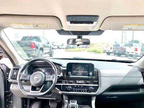 Used 2022 Nissan Pathfinder SV FWD image 15