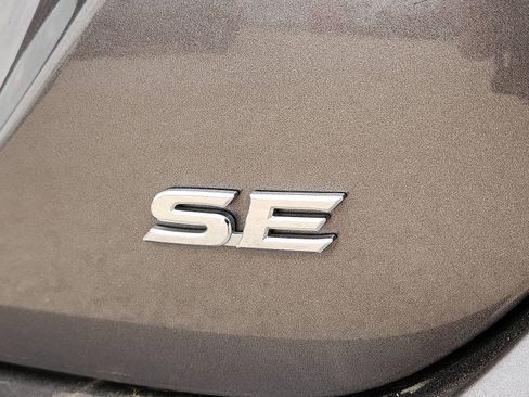 Used 2024 Toyota Camry SE image 9