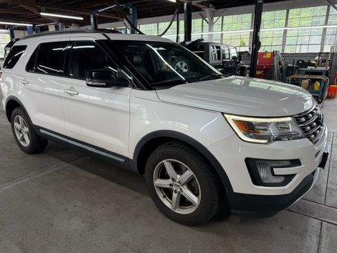 Used 2017 Ford Explorer XLT w/ Equipment Group 202A AWD/4WD image 4