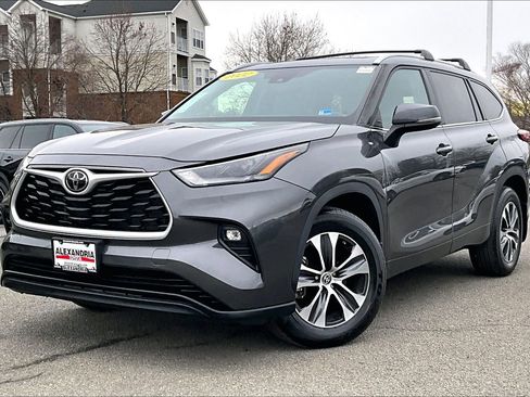 Used 2022 Toyota Highlander XLE image 1