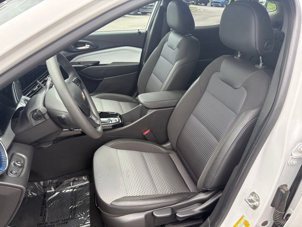 Used 2025 Chevrolet Trax LT FWD image 11