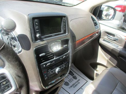 Used 2014 Chrysler Town & Country Touring FWD image 13