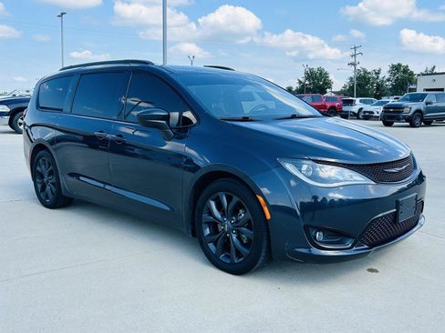 Used 2019 Chrysler Pacifica Touring-L Plus w/ S Appearance Package FWD image 2