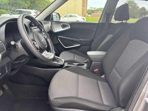Used 2025 Kia Soul LX w/ LX Technology Package FWD image 24
