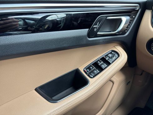 Used 2020 Porsche Macan AWD/4WD image 17